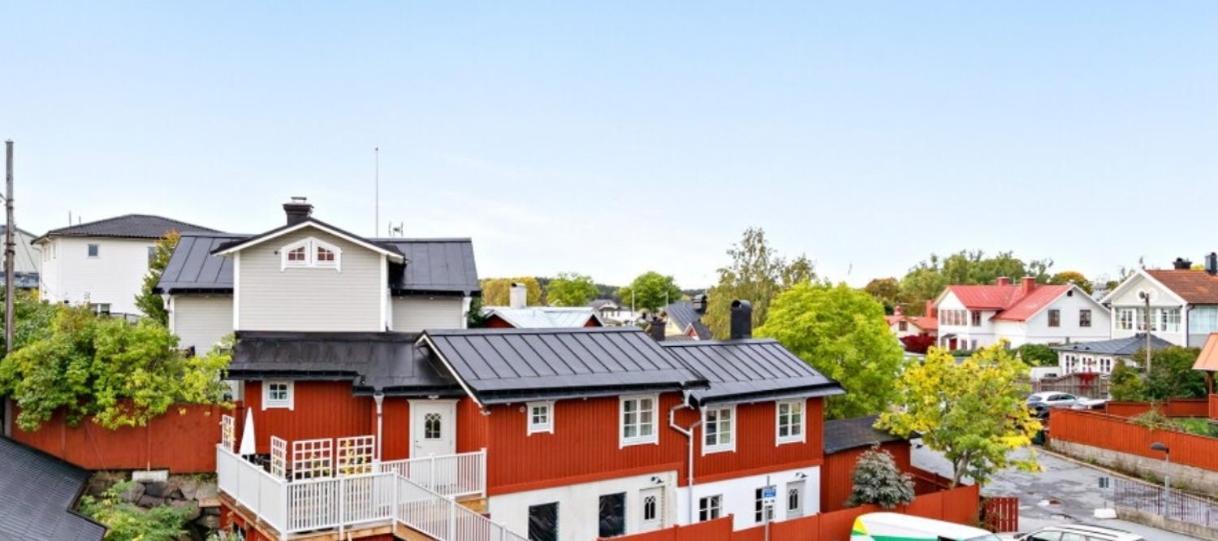 Small Red House In Central Vaxholm Exterior photo